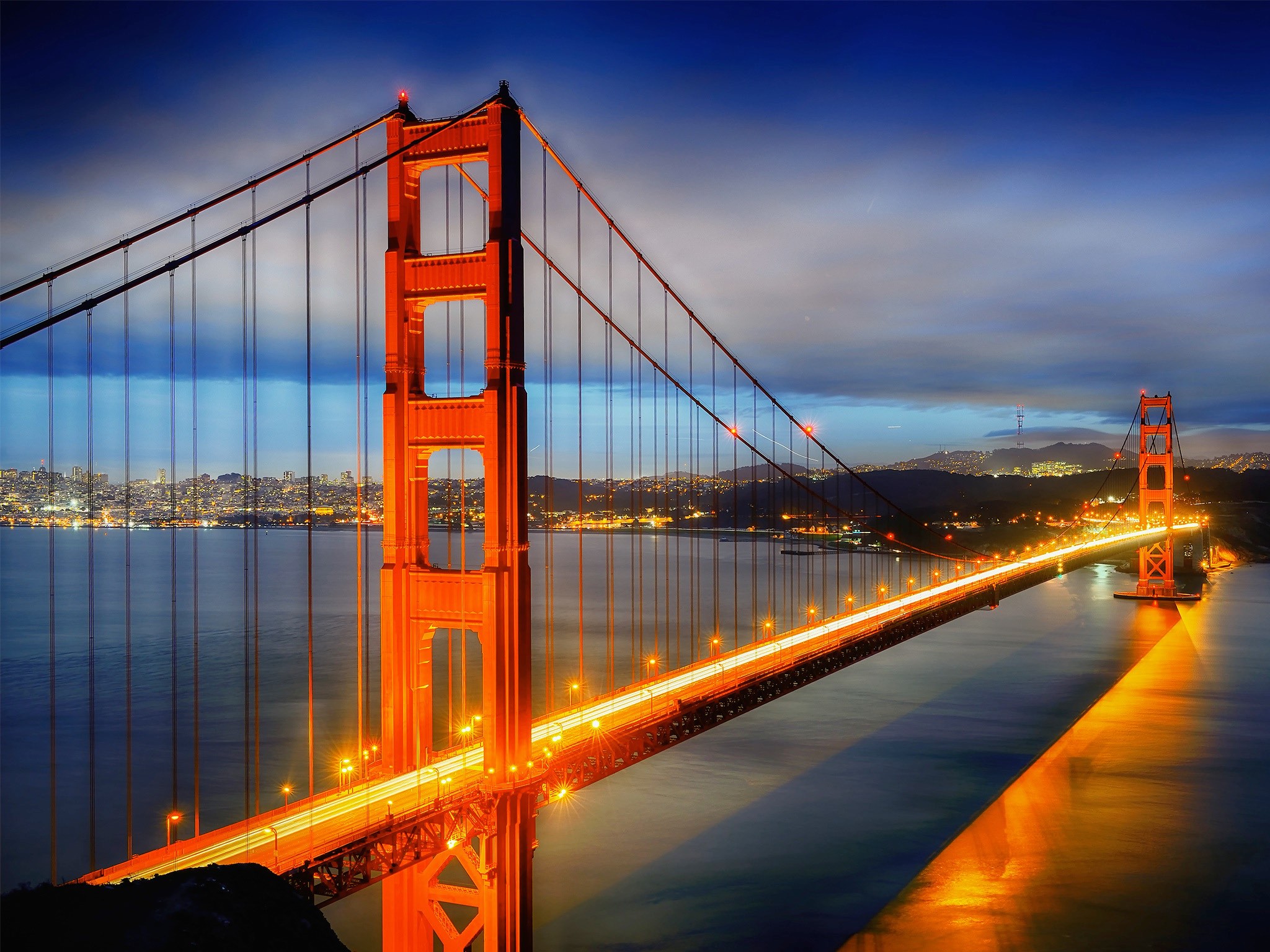 . Golden Gate Bridge .
